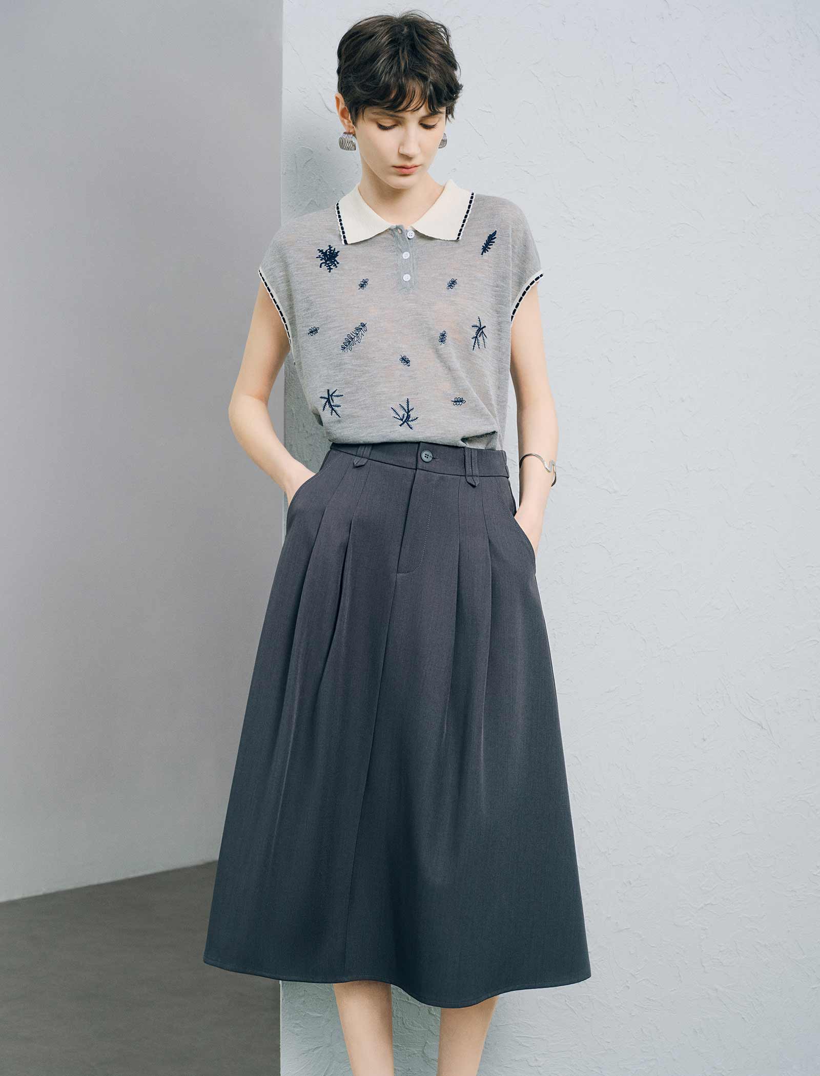 Contrast Collar Leaf Embroidery Sleeveless Knit Polo Top